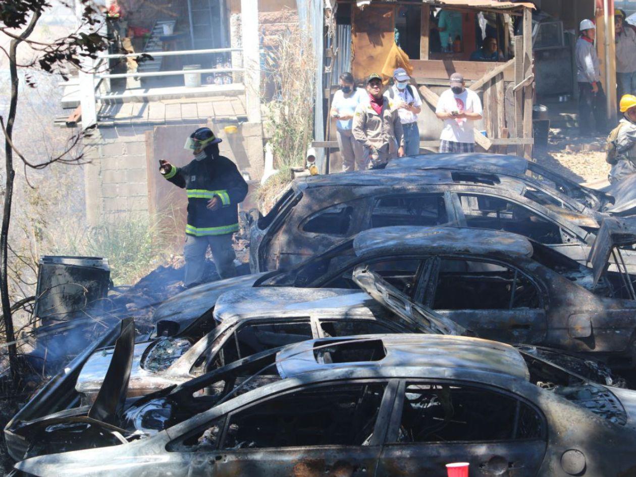 Incendio consume 19 vehículos en colonia Calpules de Tegucigalpa