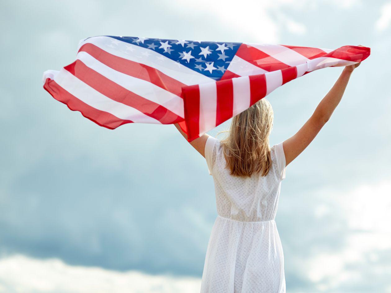 La nueva versión se llama “2025 Naturalization Civics Test” y solo aplicará a quienes presenten el Formulario N-400 en o después del 20 de octubre de 2025.