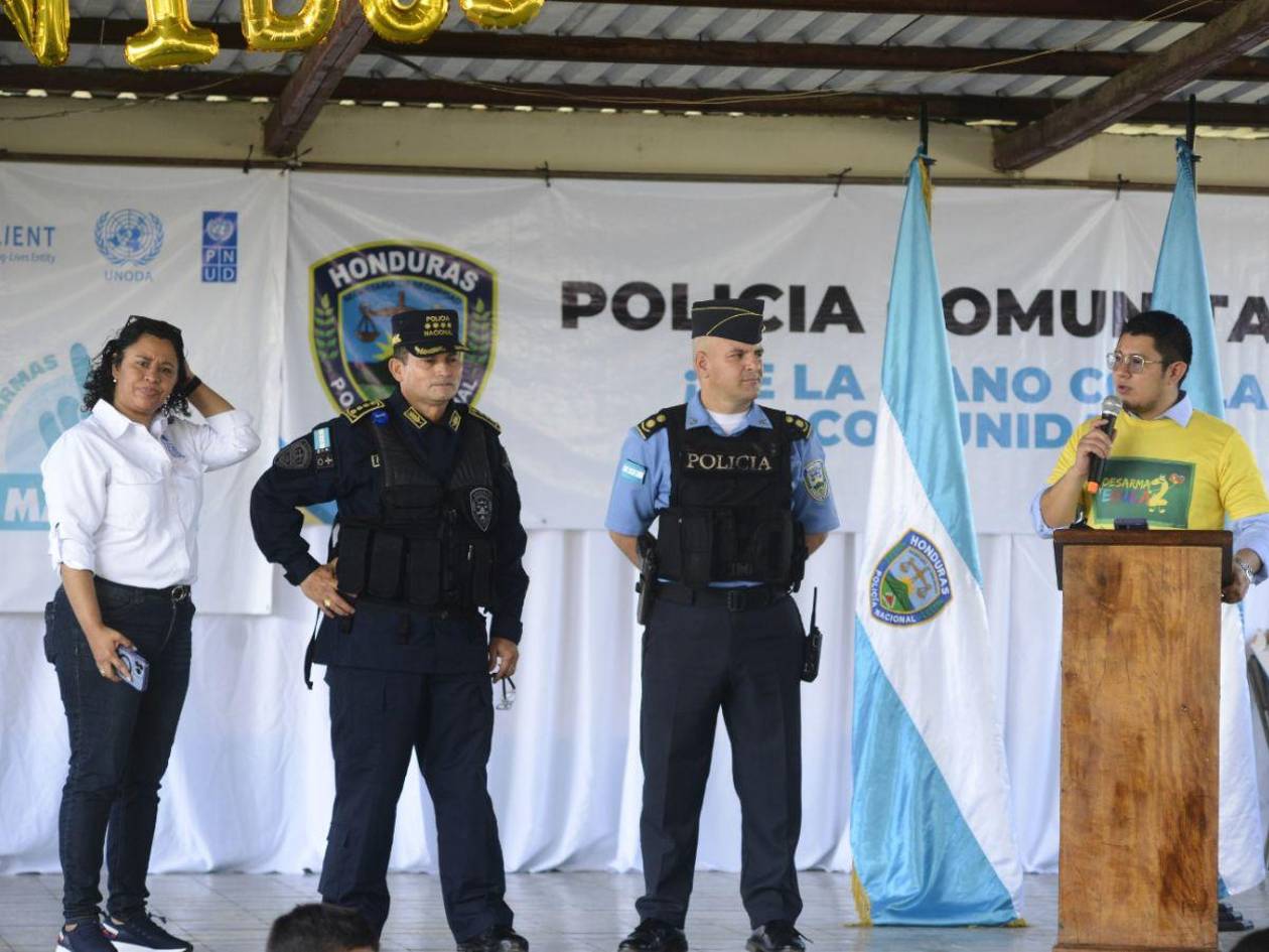 Policía Nacional realiza campaña de “Desarmados y Educados” en escuela de SPS