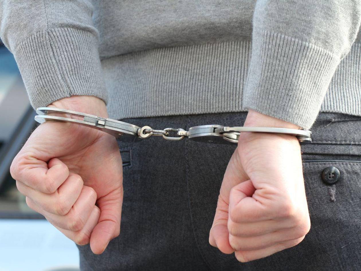 Arrestan a hondureño en Tennessee por robo de armas