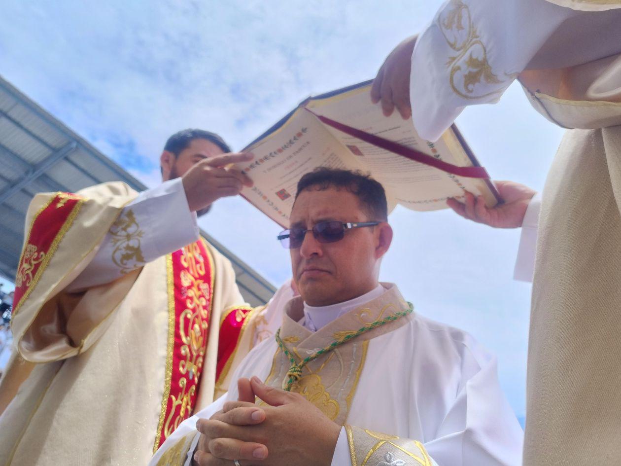 Monseñor Jenrry Velásquez recibe la unción como obispo Diócesis de La Ceiba