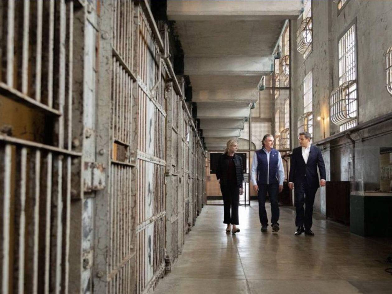 Autoridades federales visitan Alcatraz tras la luz verde a su reapertura en California