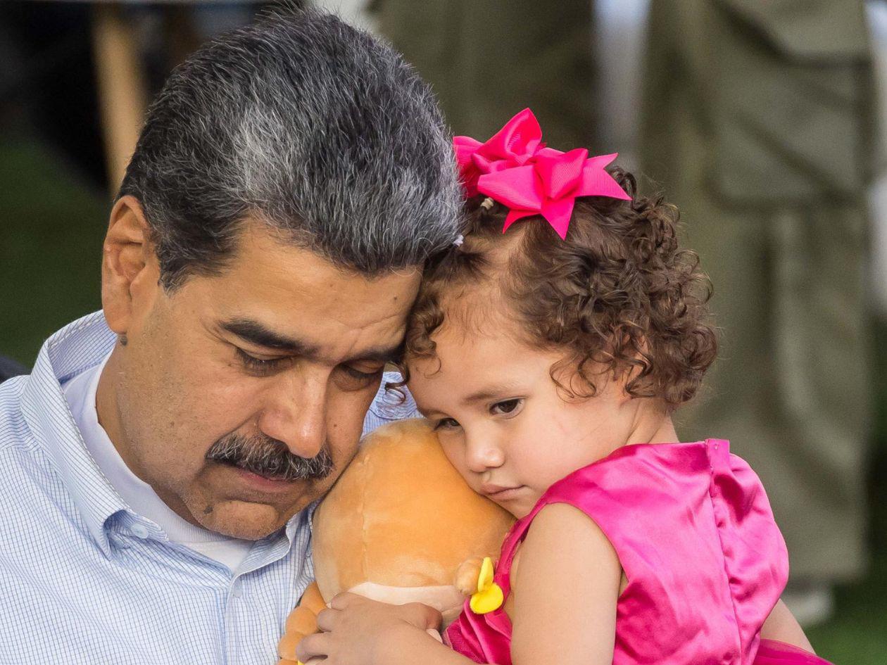 Maduro celebra el rescate de la niña separada de su madre migrante en USA