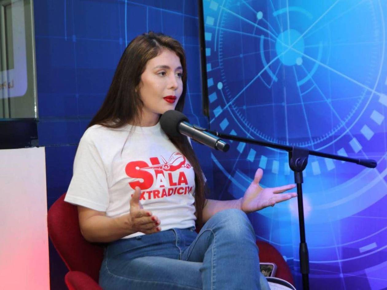 No, la foto de Iroshka con la camisa sobre la renuncia de Mauricio Villeda es un montaje