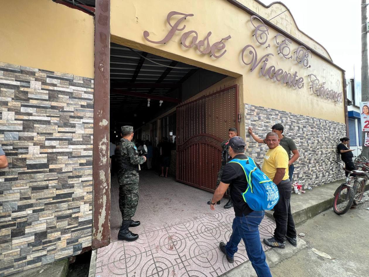 Centro de votación en Cuyamel abre tarde por atrasos de representantes de mesas