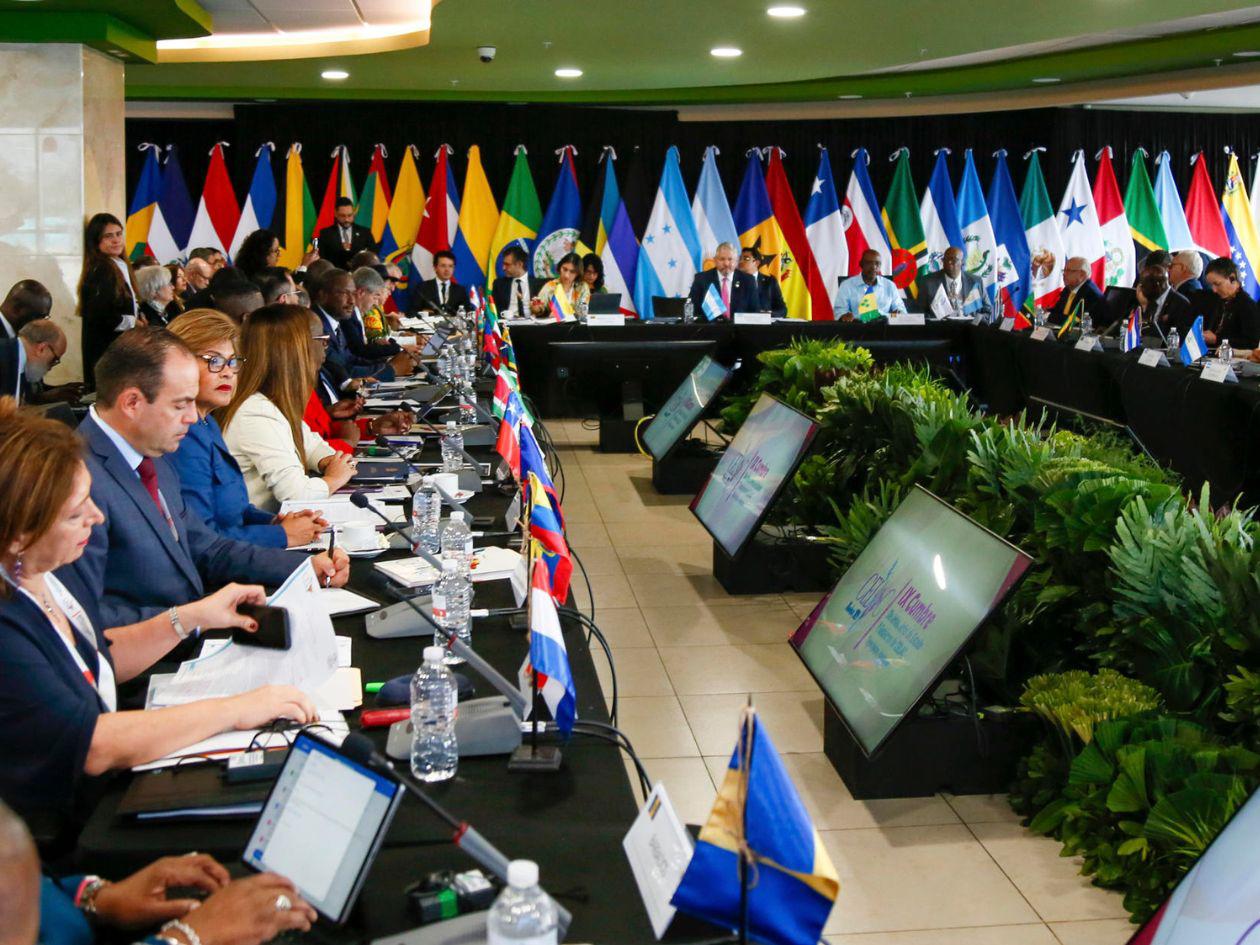 A puerta cerrada se desarrolla reunión de cancilleres en cumbre de la Celac