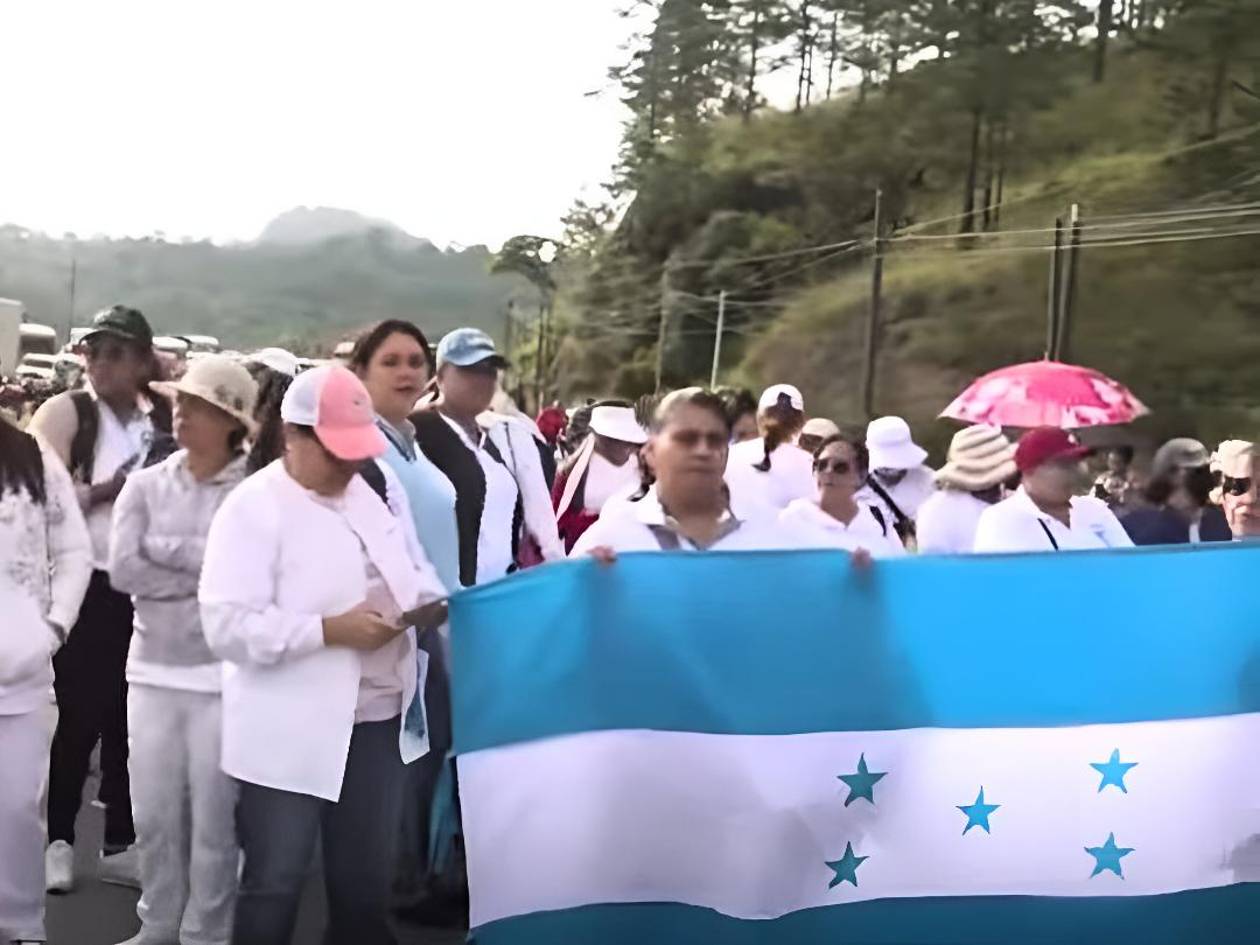 Enfermeras se toman la carretera CA-5 en Tegucigalpa y exigen diálogo al Gobierno