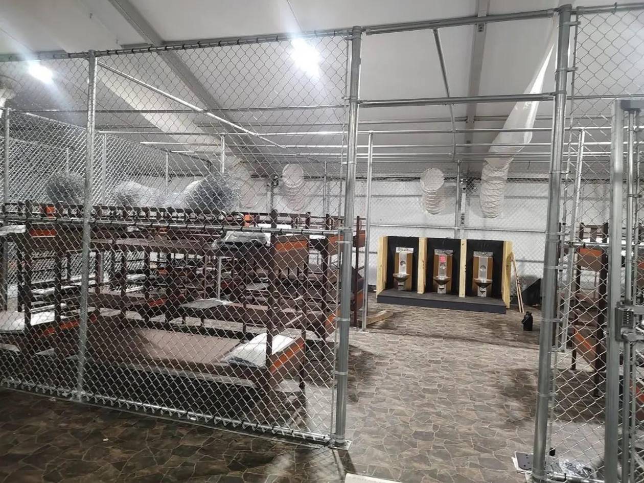 Fotografías en Alligator Alcatraz muestran cómo los inodoros no tienen privacidad.