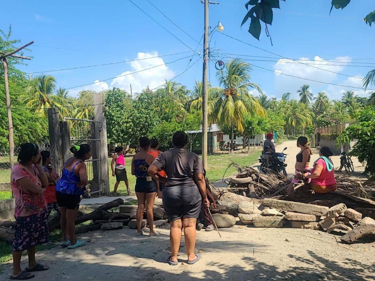 Campesinos bloquean accesos a campos bananeros en La Lima tras denunciar hostigamiento policial