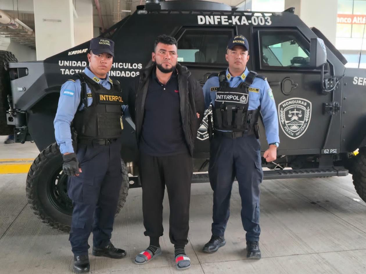 Extraditan desde España a hondureño, presunto pandillero de la 18