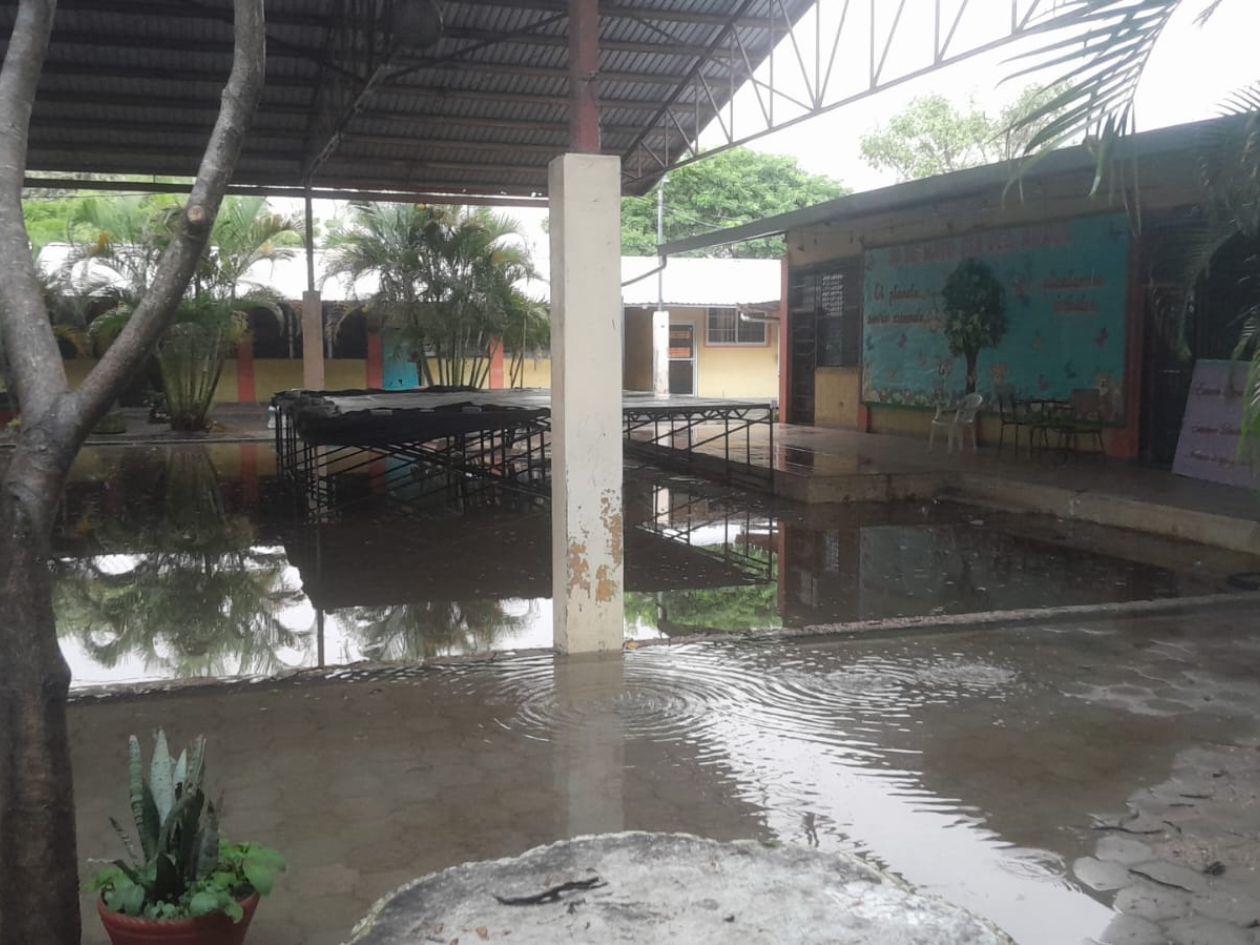 Patios inundados, canchas anegadas.