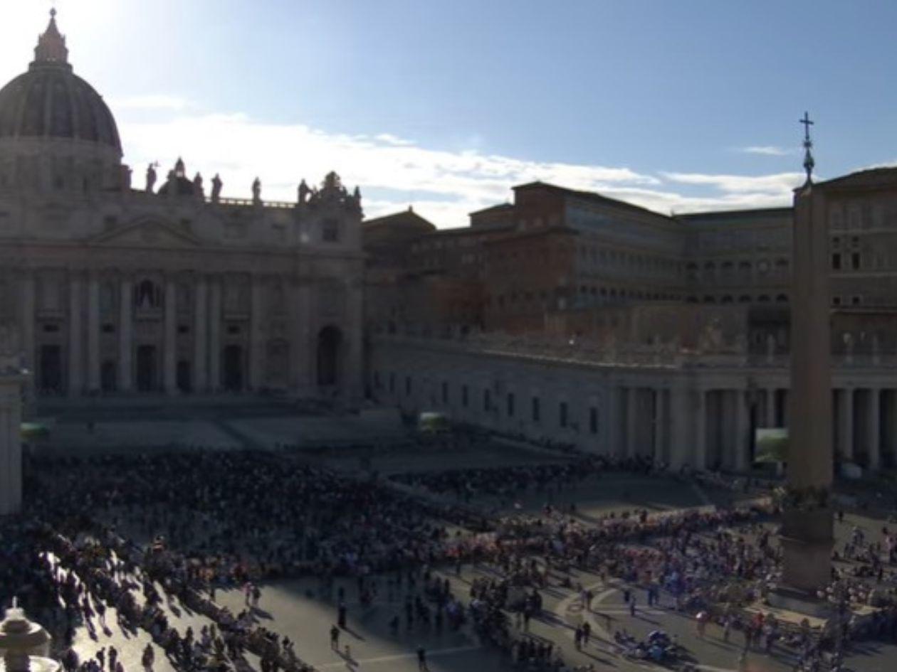 Este es el ambiente en la Plaza de San Pedro; miles esperan al nuevo Papa