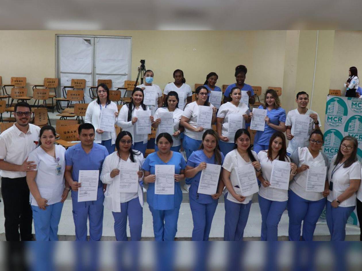 Entregan plazas a enfermeras que trabajaron en pandemia