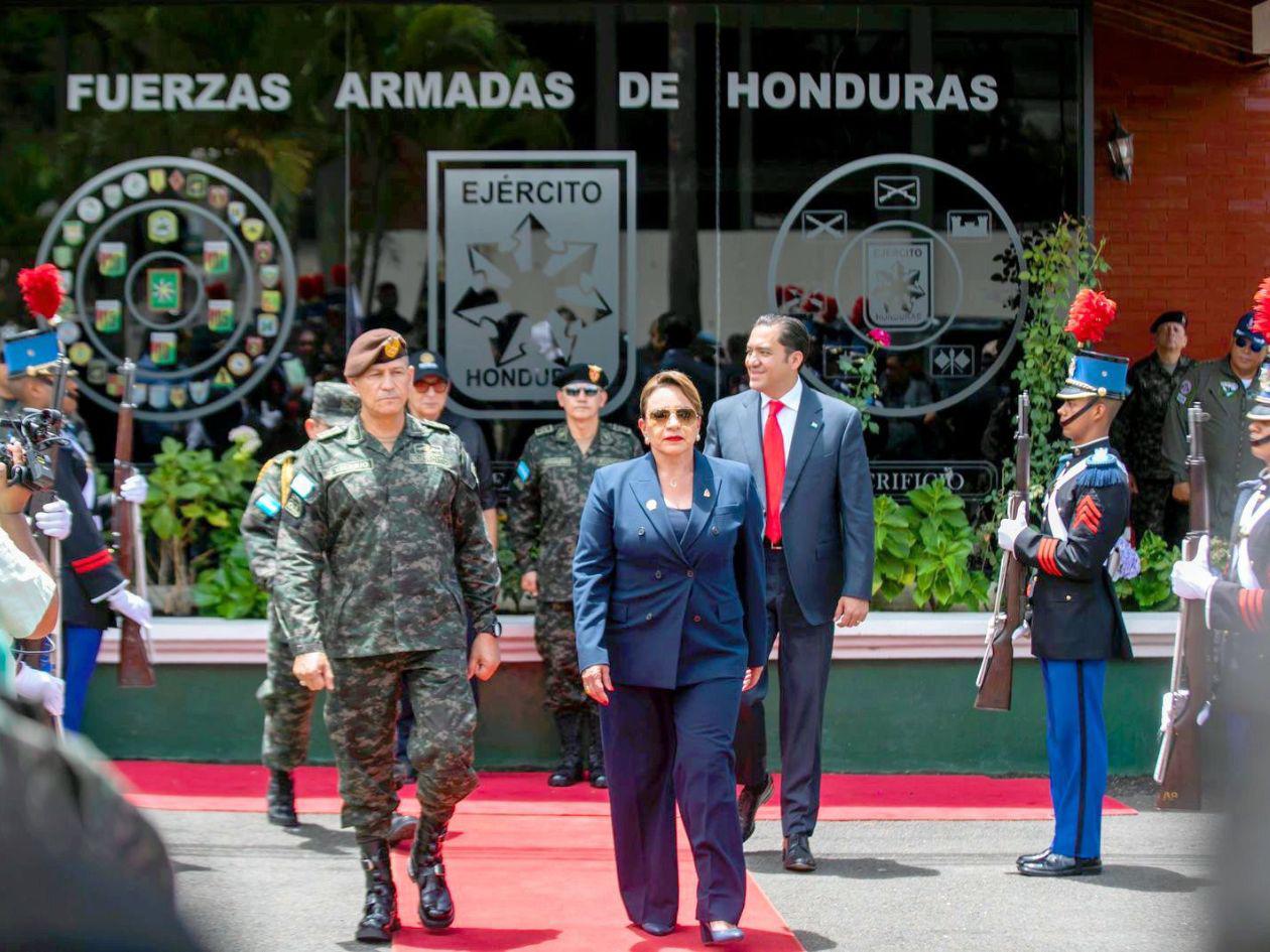 Presidenta Castro visita el Cuartel General del Ejército en el bicentenario militar