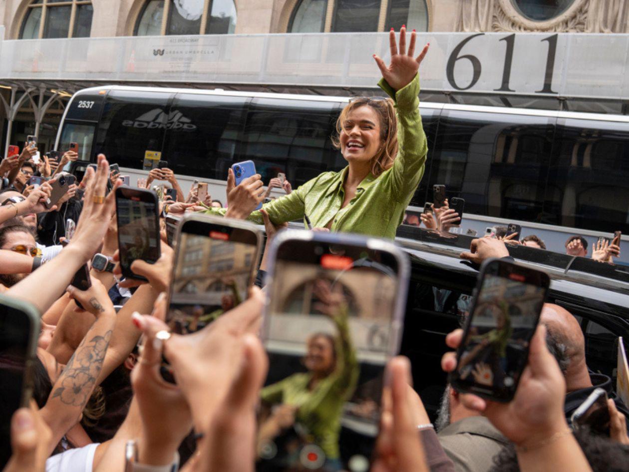 Karol G se da un baño de multitudes en Nueva York