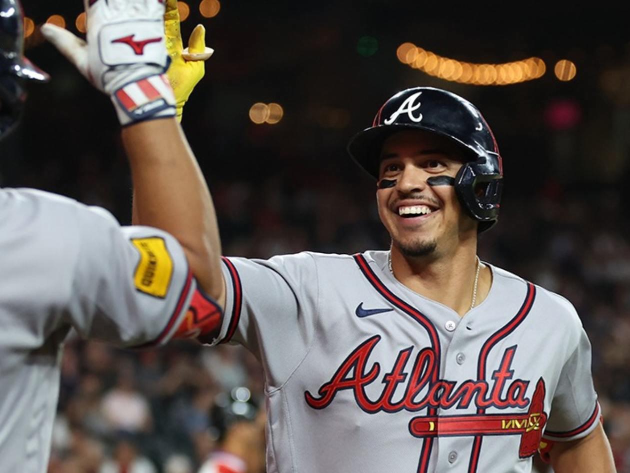 Mauricio Dubón se luce con doblete y sigue brillando en la MLB