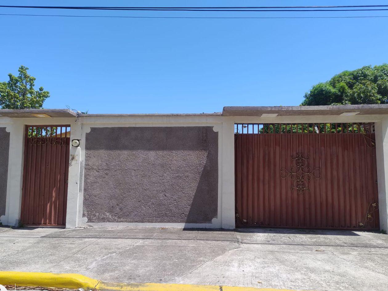 Según documentos de MUE, esta casa gris es la sede de la organización. Este equipo acudió dos veces a la propiedad, pero no hubo respuesta. En la comunidad confirmaron que la vivienda pertenece a la familia de Ramírez.