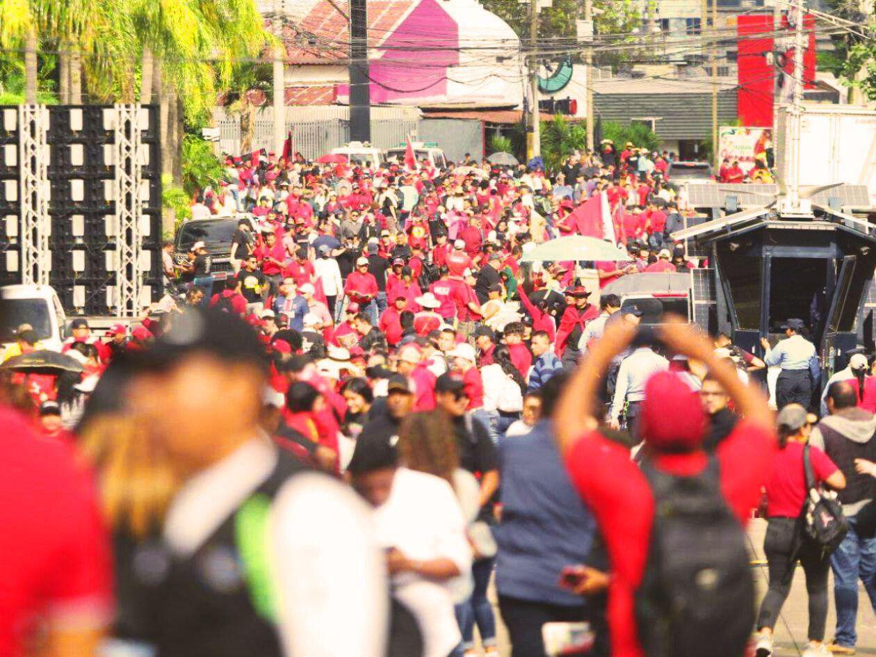 Esta imagen de la manifestación de Libre fue creada con IA