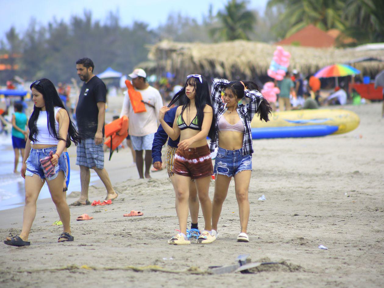 Turistas abarrotaron las playas hondureñas al inicio de Semana Santa