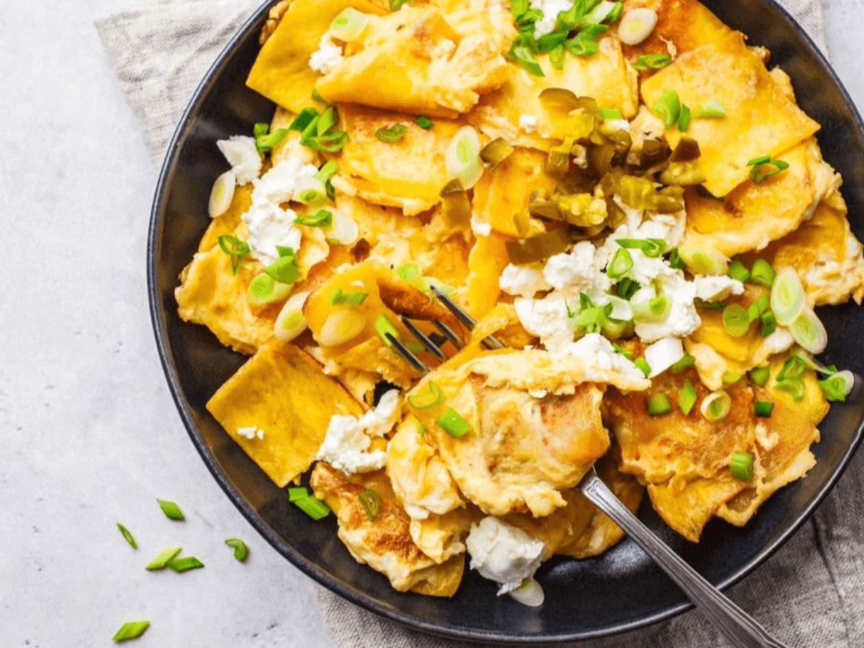 Cacerola de huevos revueltos y tortillas