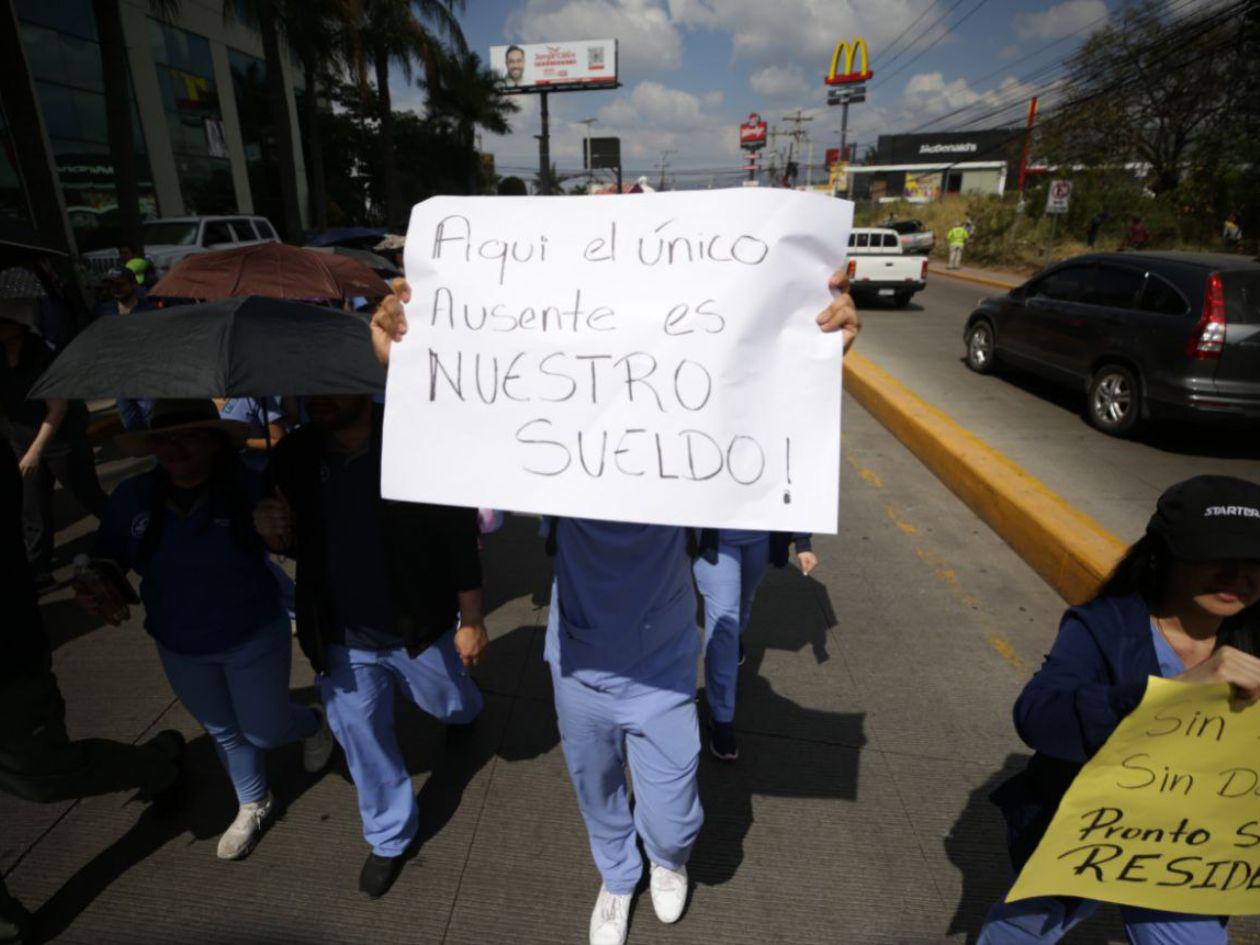 Médicos tercerizados cumplen tres semanas en paro por falta de pago