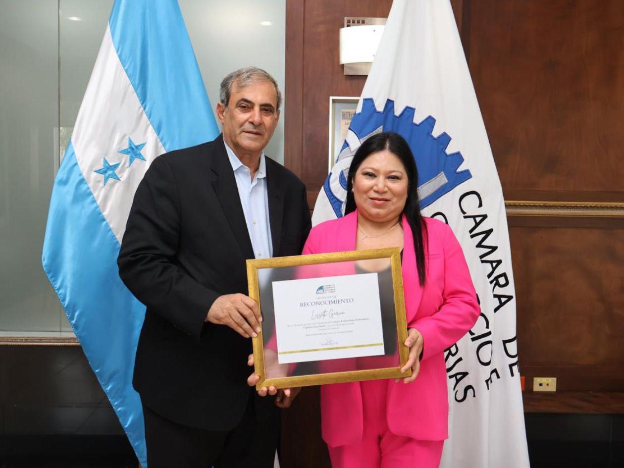 La CCIC reconoce a la periodista Lisseth García por su gestión en el Colegio de Periodistas