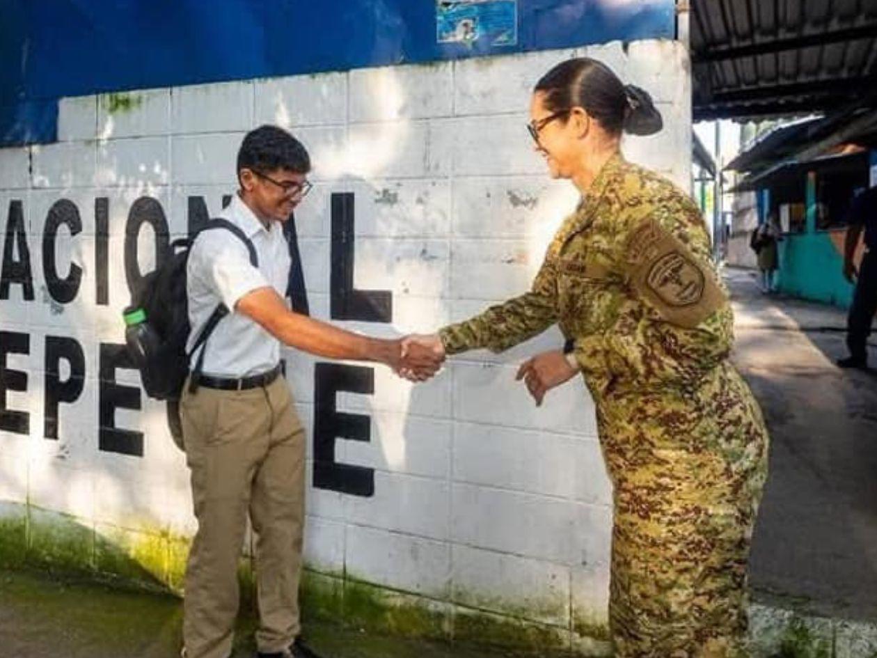 Es falso que alumnos con bajas calificaciones irán a una escuela militar en El Salvador