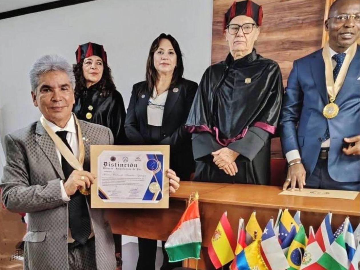 Cónsul de Honduras en México recibe galardón por su labor en defensa de migrantes