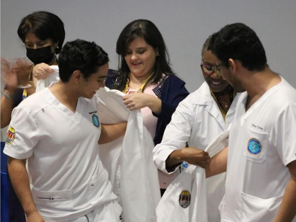 Salud advierte de sanciones a médicos residentes si protestan