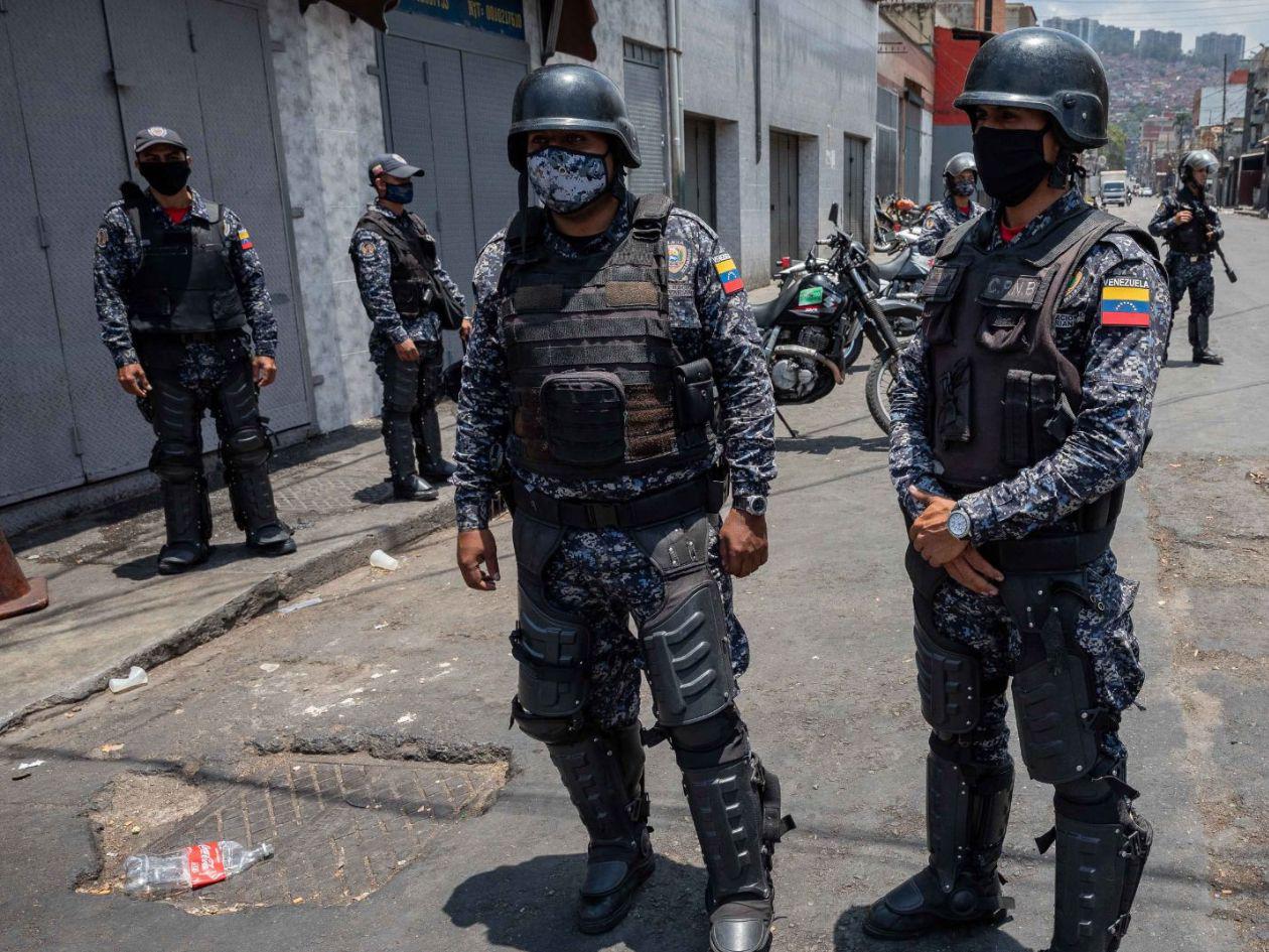 Detienen a dos estudiantes acusados de verter cloro en termo de otro alumno