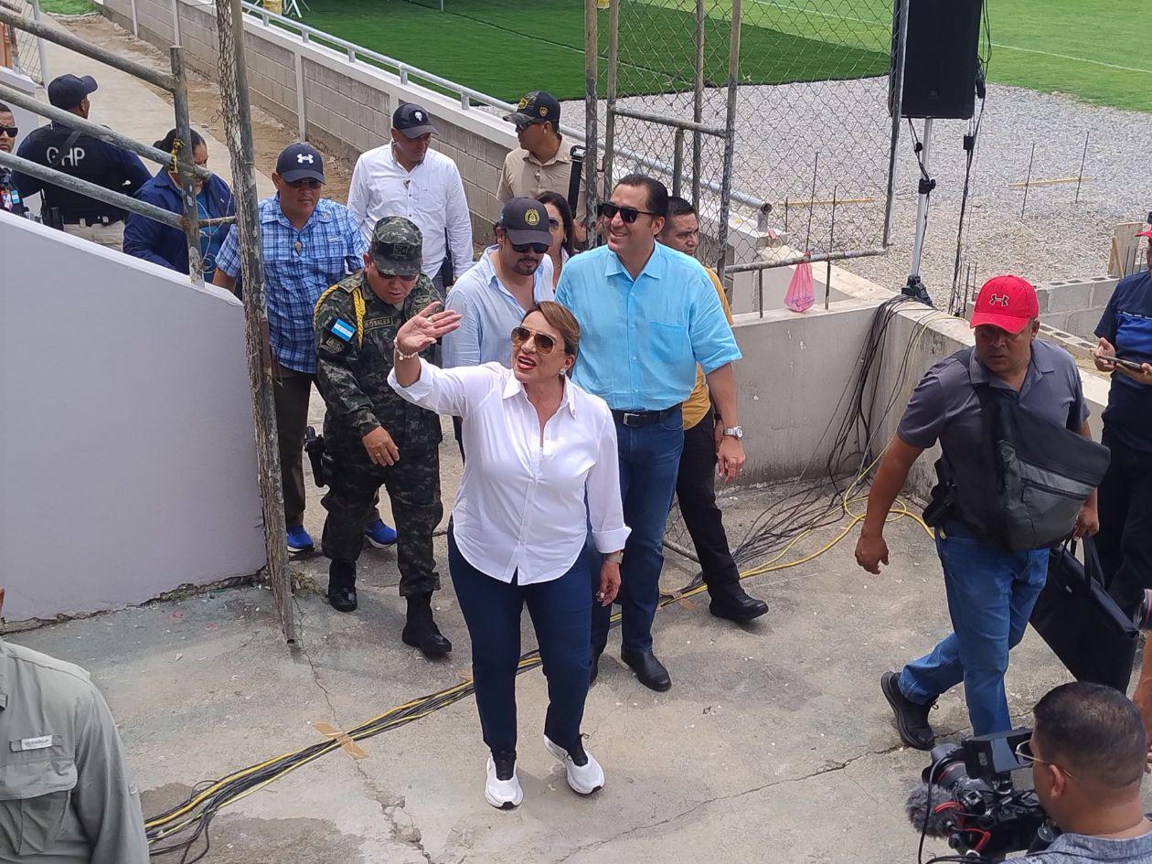Presidenta Castro supervisa trabajos en el estadio Ceibeño