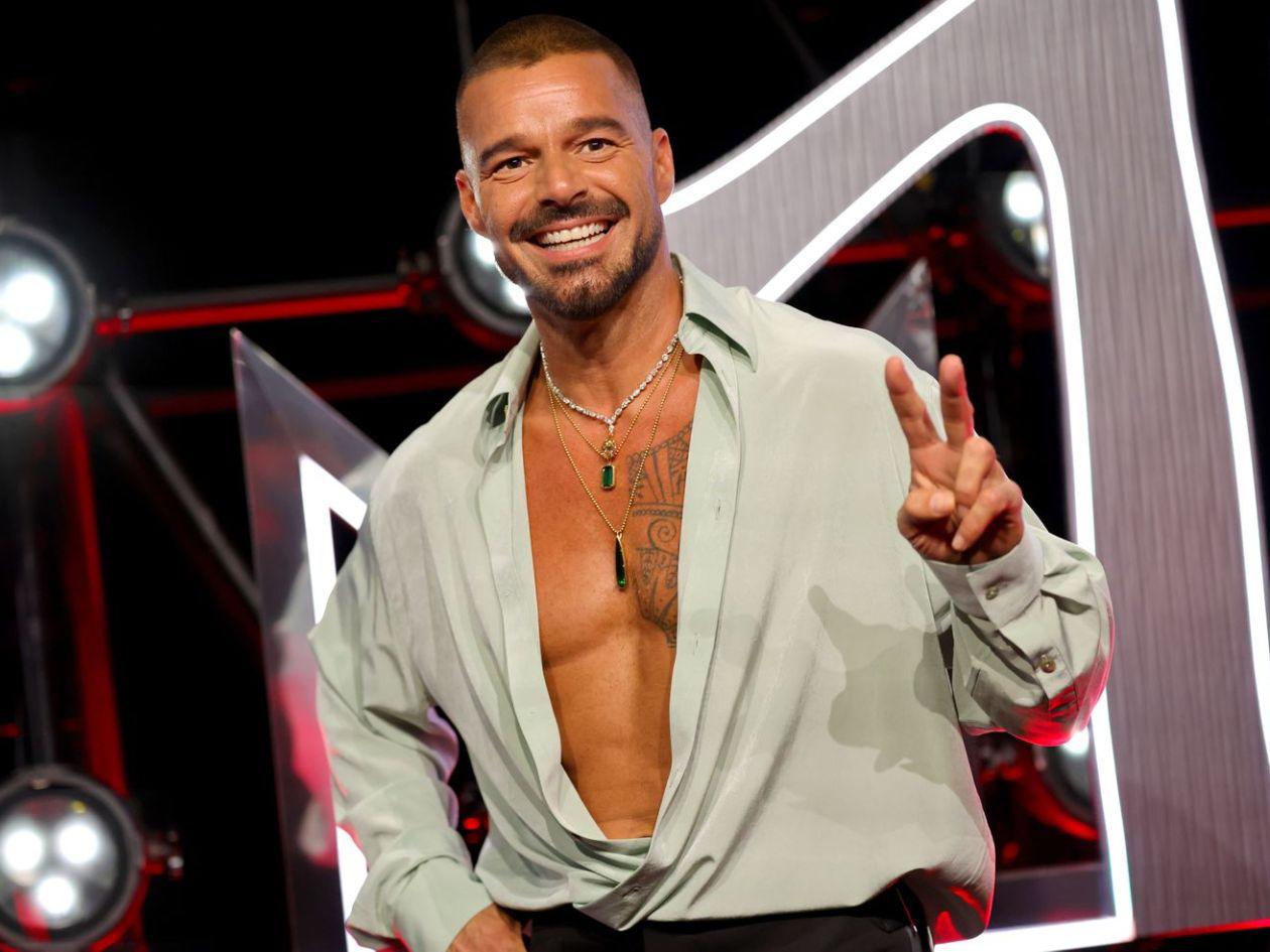 Ricky Martin enciende las redes con provocadora fotografía frente al espejo