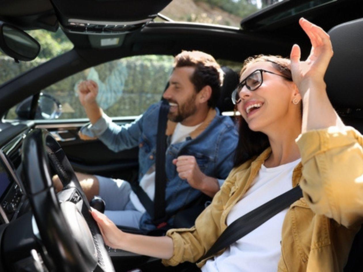 Música al volante: ¿compañera de viaje o riesgo silencioso?