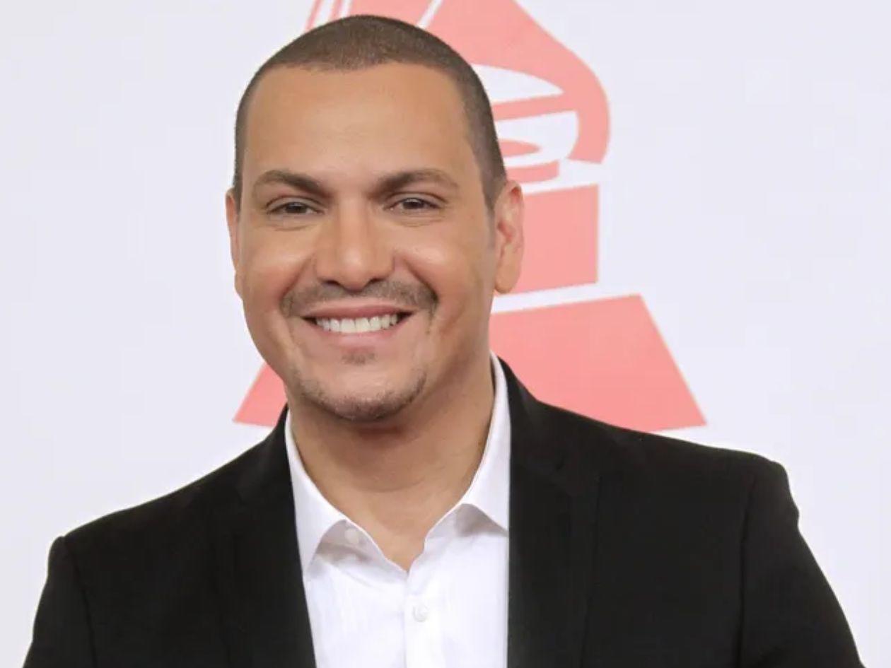 El salsero Víctor Manuelle comparte desgarrador mensaje tras la muerte de su madre