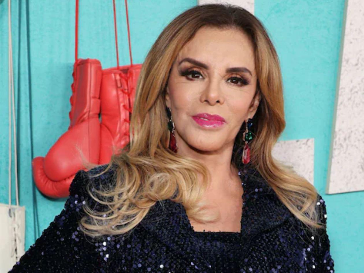 Lucía Méndez reaparece en público con dificultades para caminar y cantar