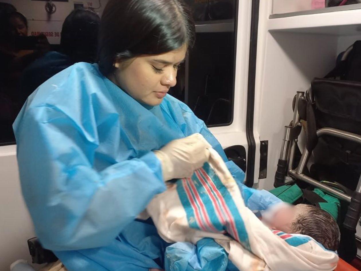 Milagro sobre ruedas, madre da a luz en ambulancia del 911