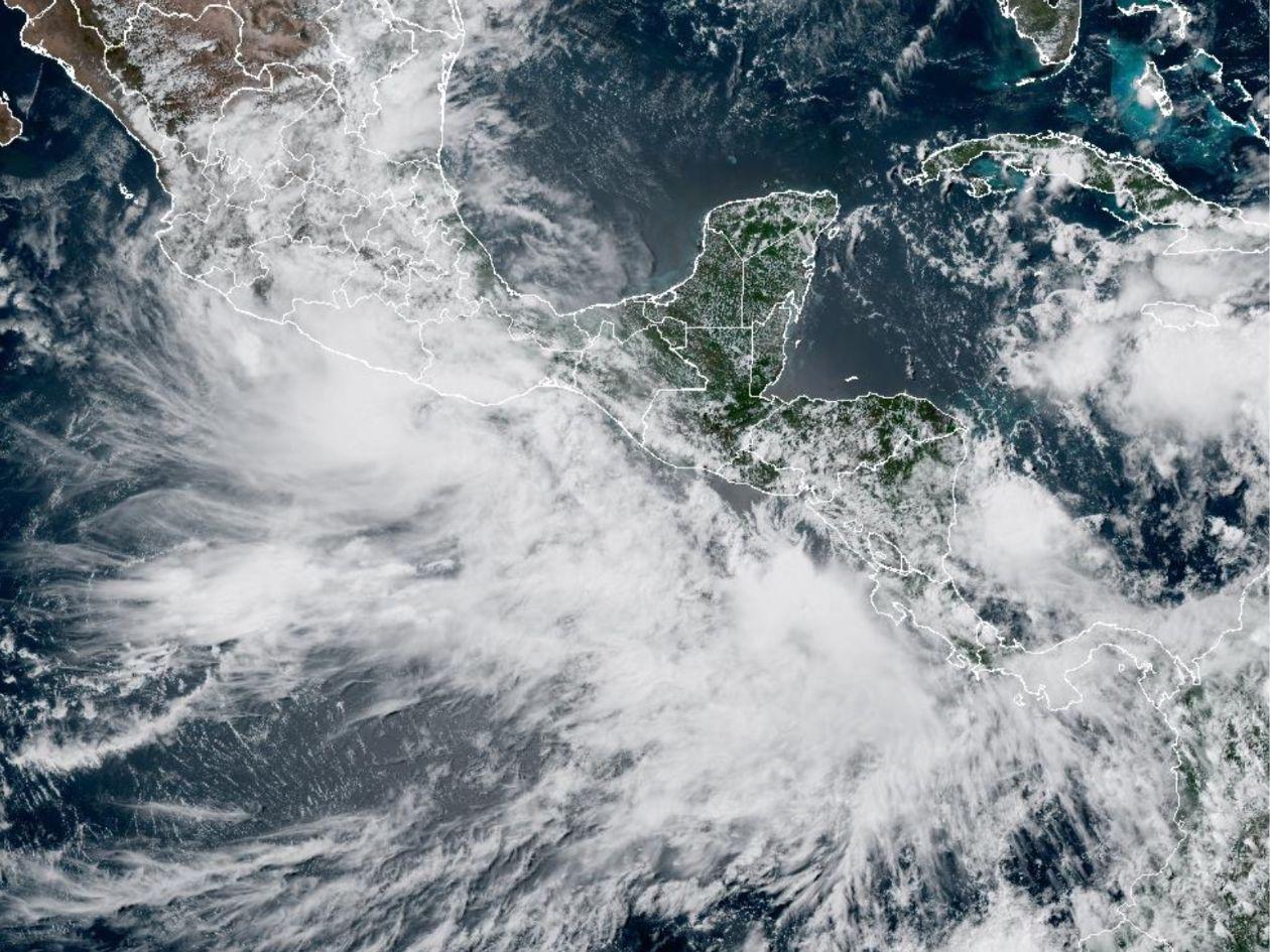 Imagen satelital GeoColor muestra la extensa nubosidad asociada a la tormenta tropical Cristina sobre el océano Pacífico y parte de Centroamérica. El sistema mantiene bajo vigilancia a Honduras por lluvias intensas, fuertes vientos y oleaje peligroso.