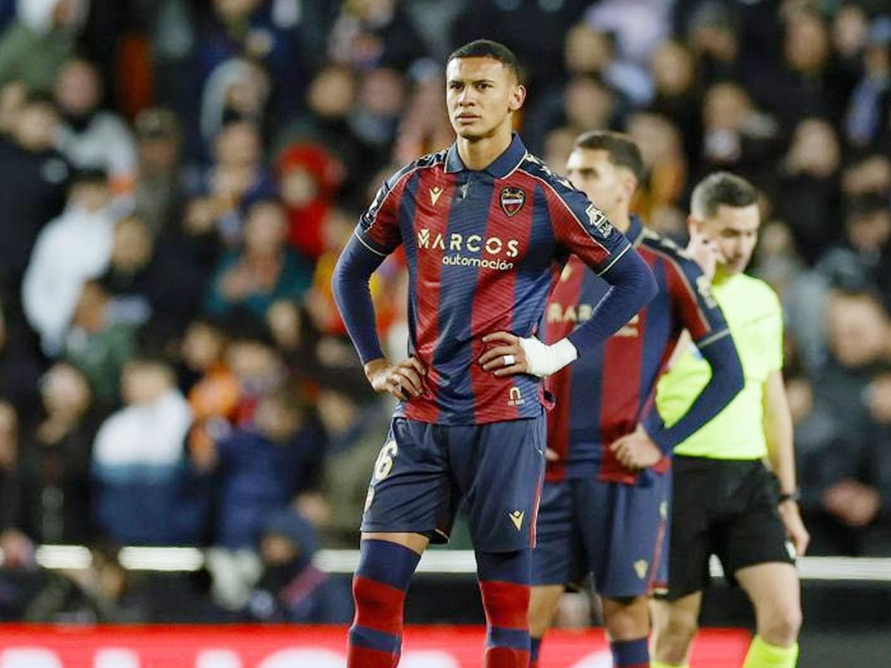 Técnico del Levante revela que Kervin Arriaga fue hospitalizado por este motivo