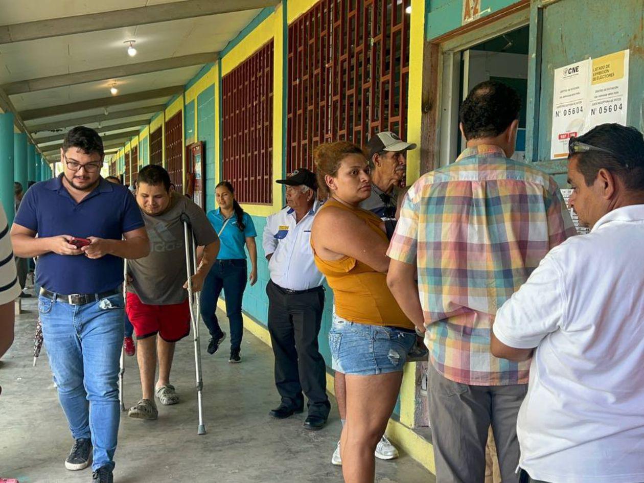 Jornada electoral fluye con normalidad en centro de votación en Omoa