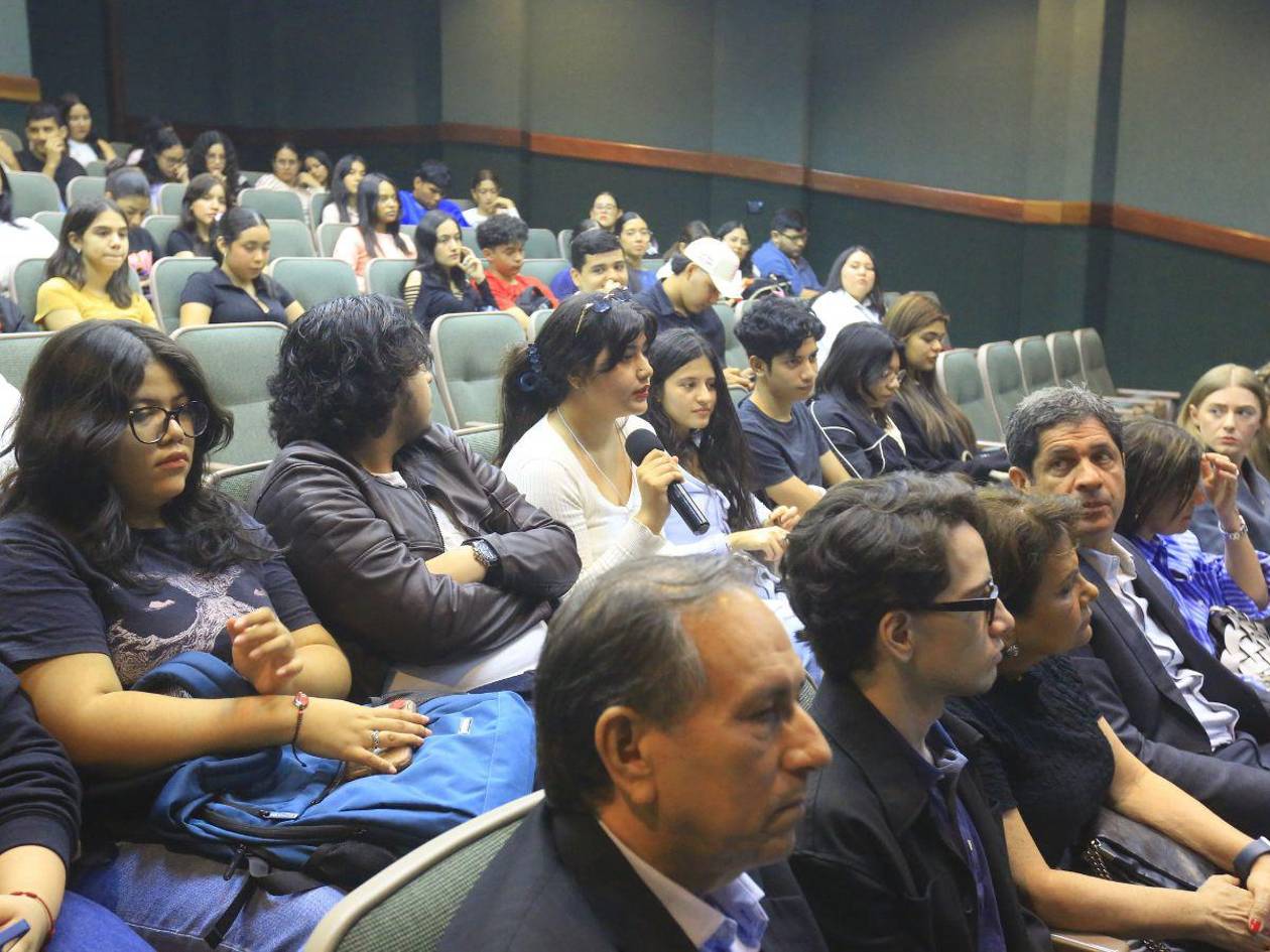 Jóvenes expresan preocupación por impacto de la guerra en Ucrania