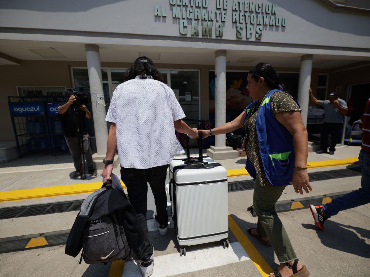 Hondureños ya retornan por CBP Home: bonos y apoyo económico