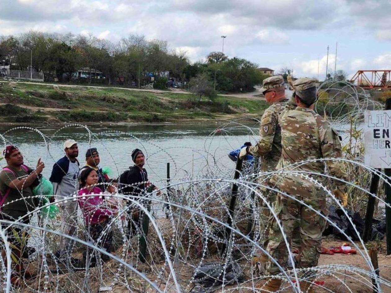 Muere un migrante y varios más quedan heridos en un desagüe de Texas