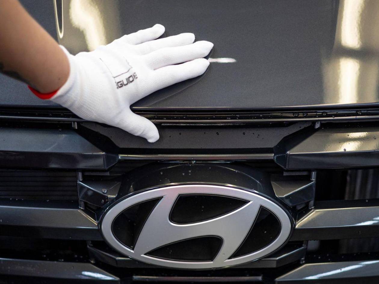 Trump pide a empresas  respetar leyes migratorias tras redada en Hyundai