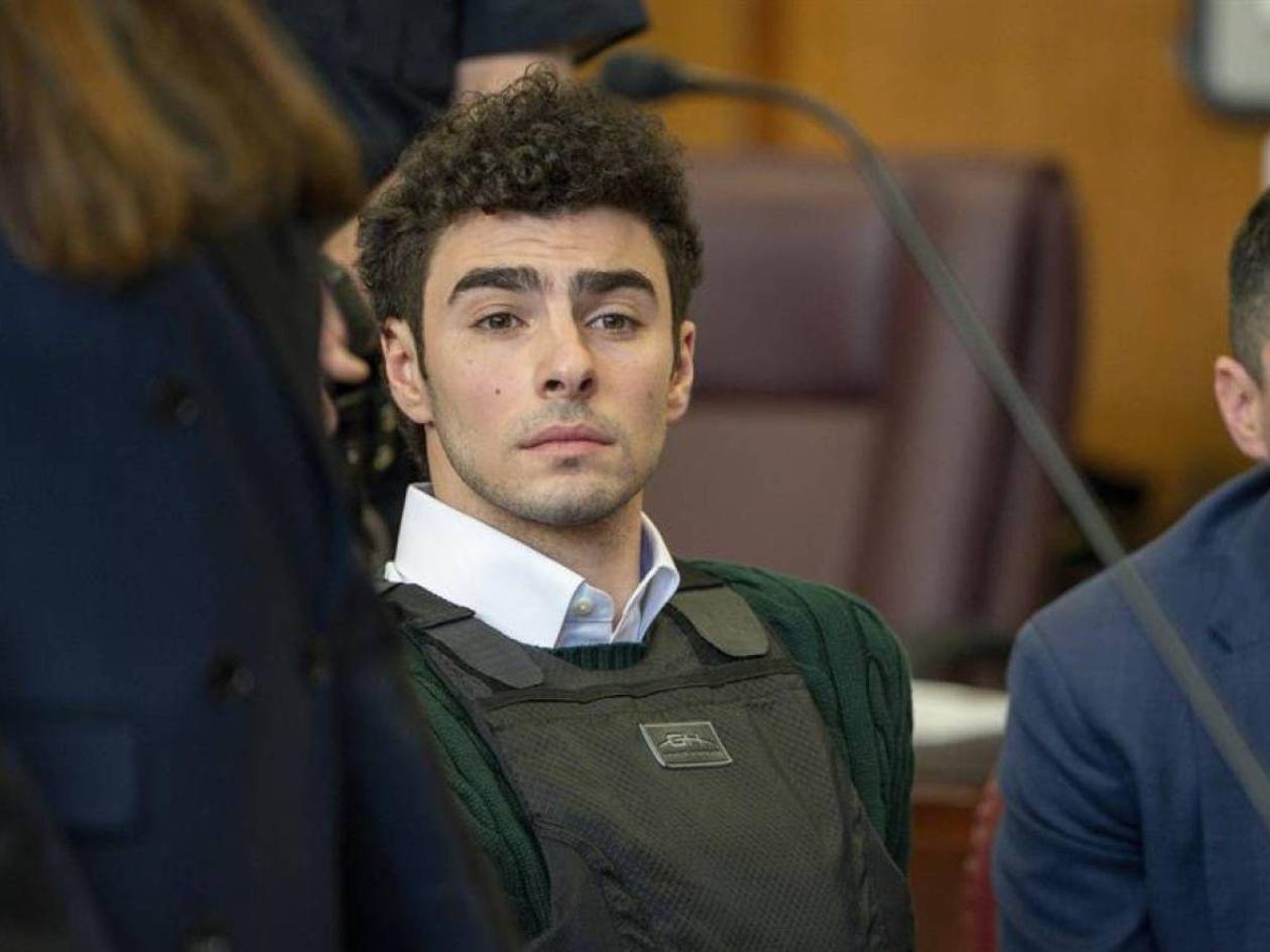 Juez desestima los cargos de terrorismo contra Luigi Mangione