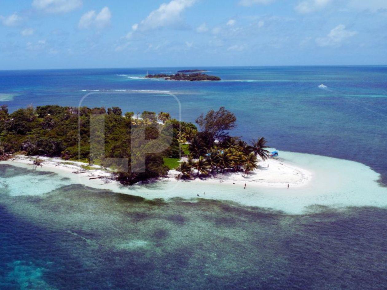 El cayo Nicolás es el punto que más disfrutan los turistas por su hermosa playa. Ahí solo hay una vivienda habitada por una familia que la cuida. El resto del cayo hay estructuras de viejos edificios turísticos que dan cuenta del apogeo de su pasado.