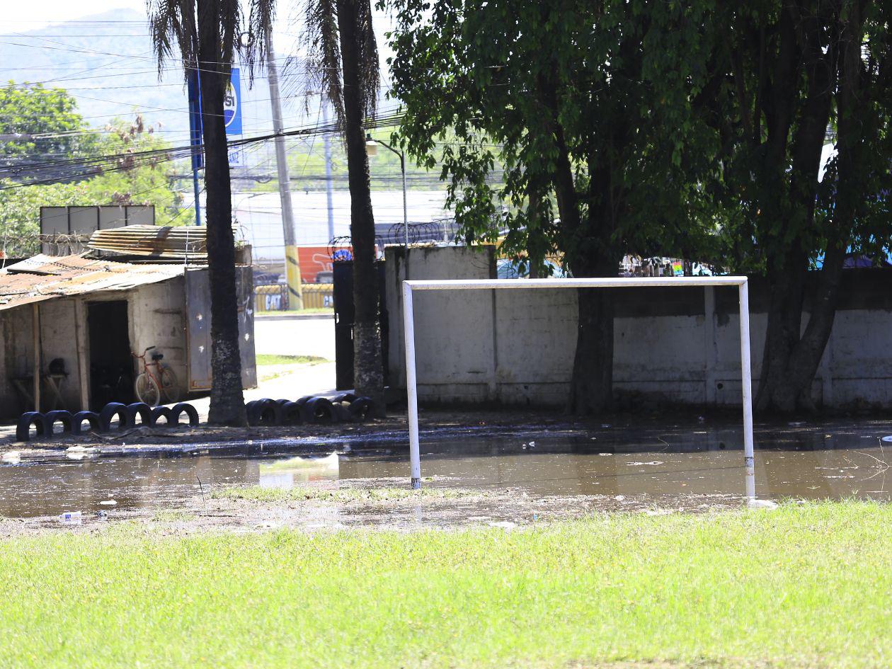 El agua en la cancha evidencia la falta de un drenaje adecuado.