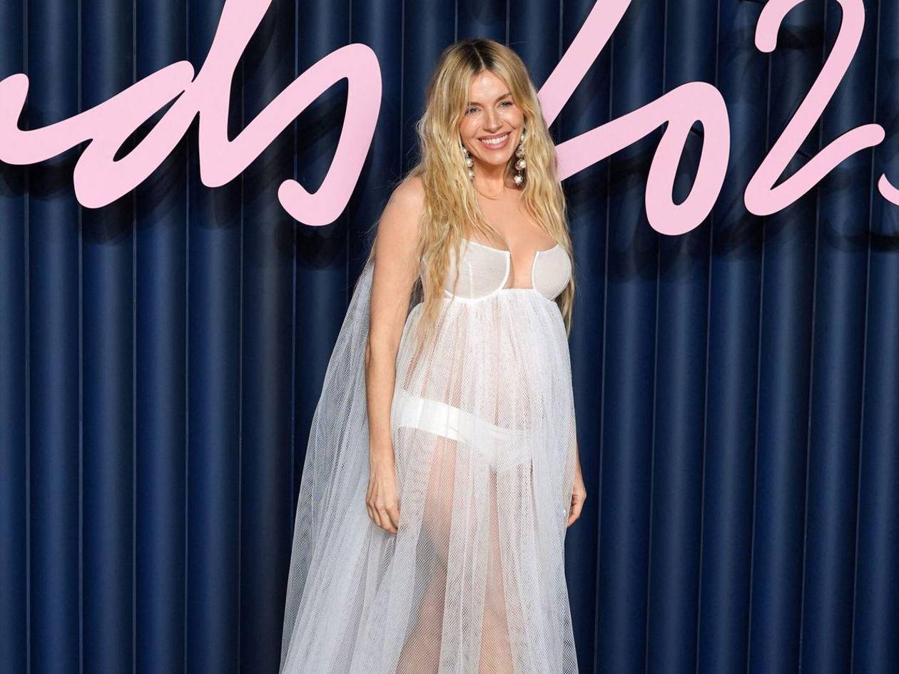 Sienna Miller anuncia su tercer embarazo a sus 43 años