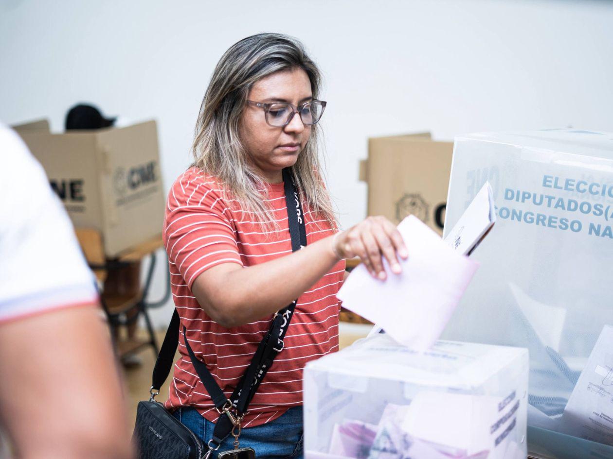 Segmento que muestra a una periodista alertando que “quieren robar las elecciones a Nasralla” es de IA