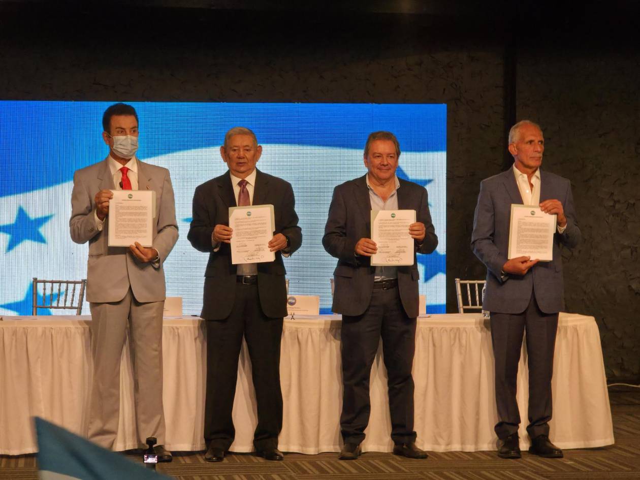 Candidatos presidenciales firman convenio para defender el voto