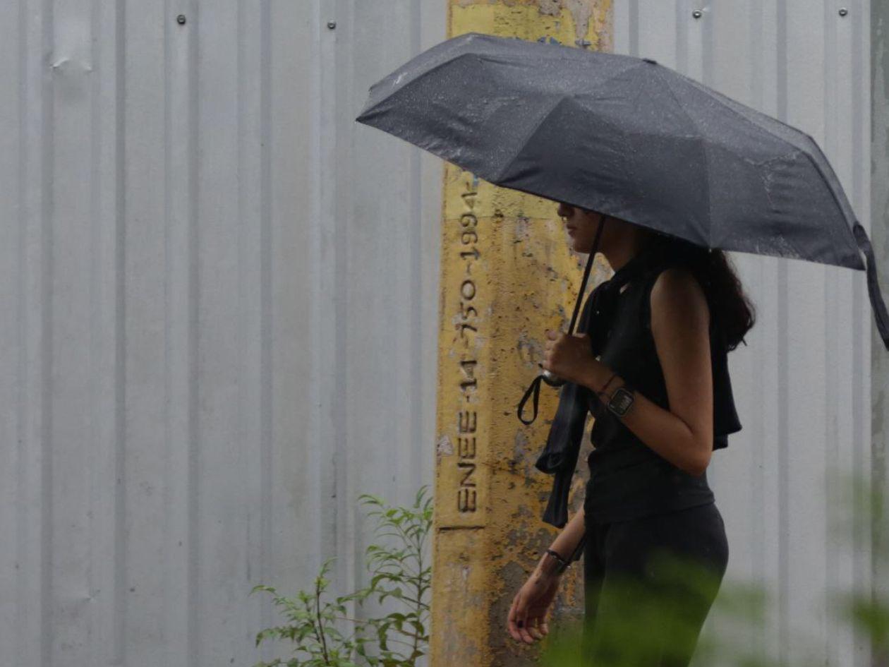 Viernes con lluvias dispersas y actividad eléctrica en varias regiones de Honduras